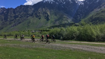 Eine Mountainbikegruppe im Kaukasus mit Ausblick auf den Kasbek.