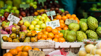 Farbenprächtiges Obst: Zitrone, Orangen und vieles mehr auf einem Markt in Sri Lanka.