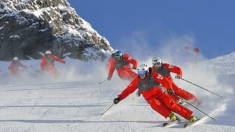 Skilehrer bei der Abfahrt auf präparierter Piste am Arlberg