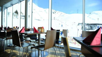 Essbereich der Ski Austria Academy mit Blick aufs Skigebiet