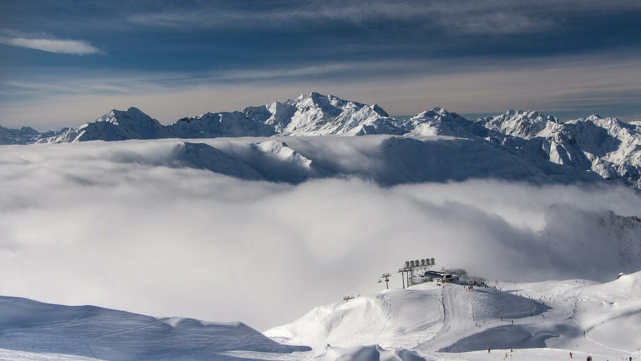 Blick auf wolkenverhangene Berge am Arlberg