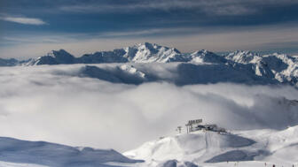 Blick auf wolkenverhangene Berge am Arlberg