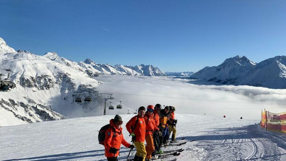 Skigruppe im Skigebiet am Arlberg