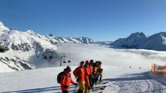 Skigruppe im Skigebiet am Arlberg