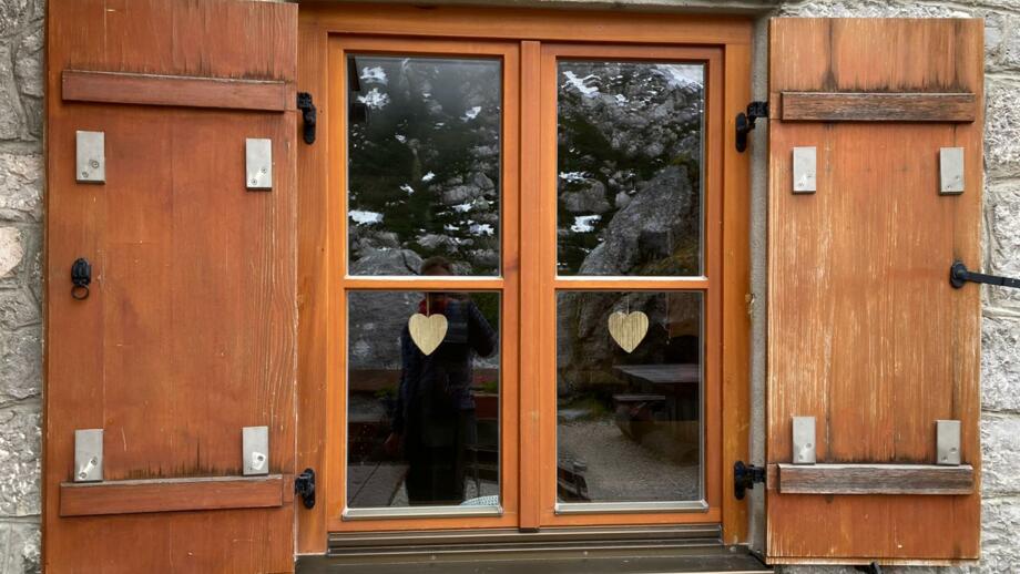 Ein Fenster der Blaueishütte in den Berchtesgadener Alpen