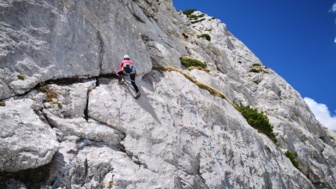 Kletterer in der Wand nahe der Blauseishütte beim Kletterkurs