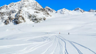 Abfahrt im Tiefschnee