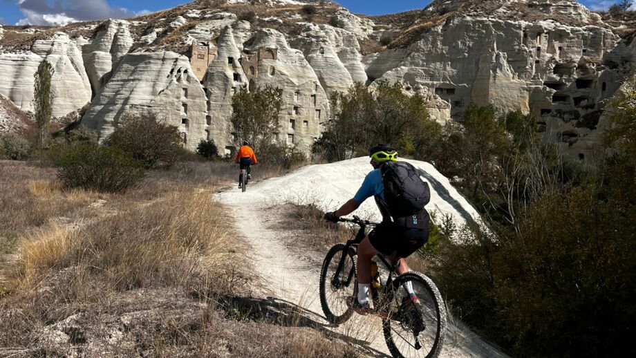 Ein Mountainerbiker unterwegs durch die Landschaft Kappadokiens und durch die Feenkamine.