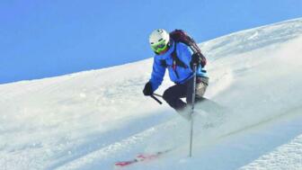 Skifahrer in Nahansicht bei der Abfahrt im Powder