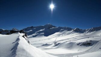 Schneepanorama und strahlend blauer Himmel