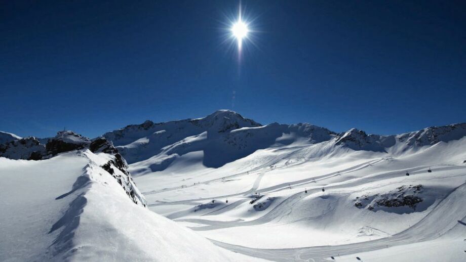 Schneeweiße Landschaft und Blauer Himmel im Skigebiet