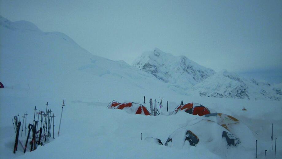 expeditionen-nordamerika-exden-2012-denali-natur-panorama-landschaft-berge-gletscher-schnee-teilnehmer-gruppe-zeltlager-schnee-0126.jpg