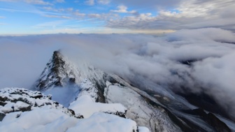 Aussicht vom Großglockner auf den Kleinglockner bei Wolken