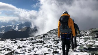 Hochtourengrundkurs Teilnehmer beim Abstieg vom Großglockner