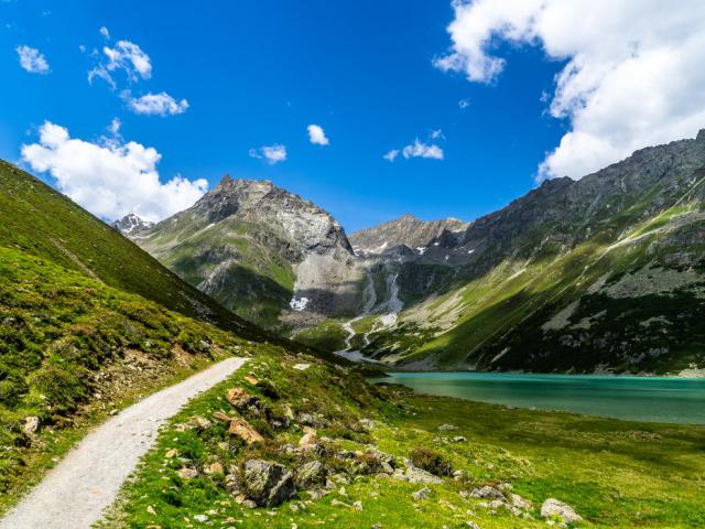 Wanderweg neben einem See