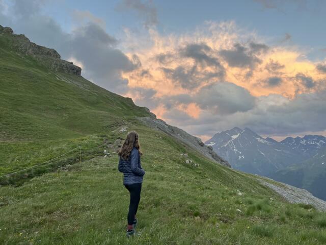 Wanderin bei Sonnenuntergang an der Leutkircher Hütte