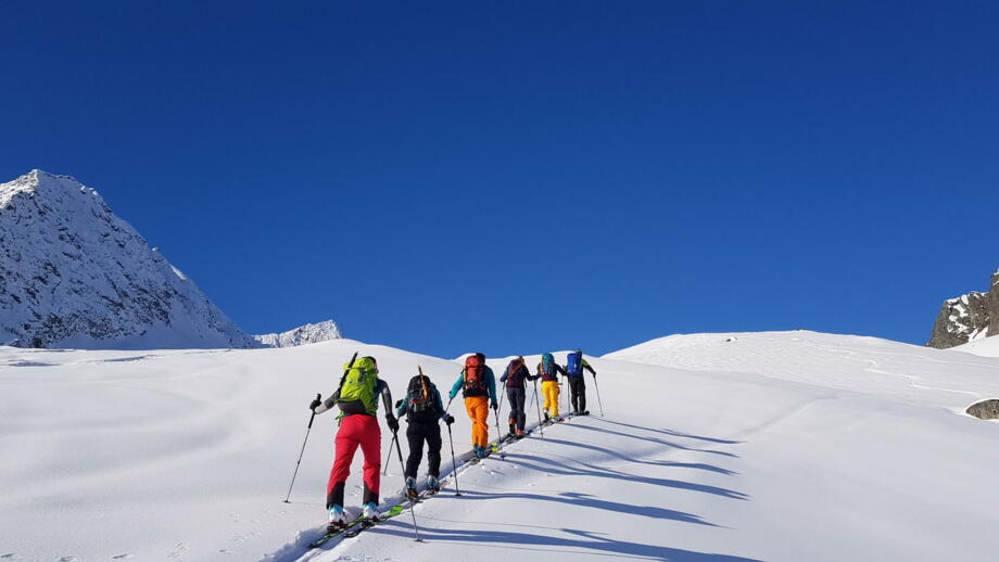 Skitourengruppe im Aufstieg