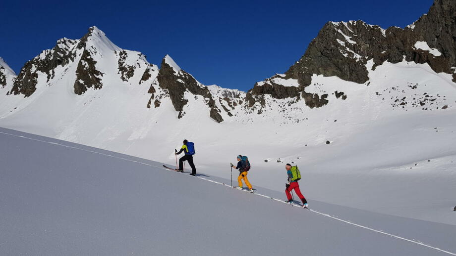 Skitourengruppe im Aufstieg