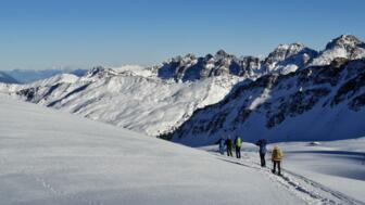 Schneeschuhgruppe mit Bergpanorama
