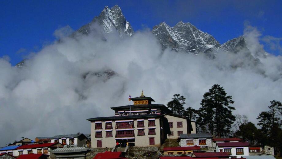 Nebelumhülltes Bergdorf in Nepal