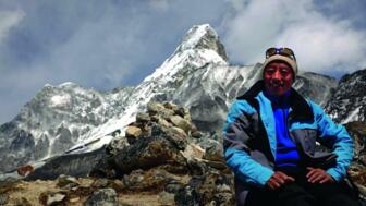 Bergsteiger posiert mit Everest