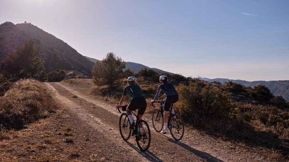 bike-shutterstock-gravelbike-natur-panorama-landschaft-berge-schotterstrasse-teilnehmer-gruppe-spanien-alicante-forstweg-2294506289.jpg