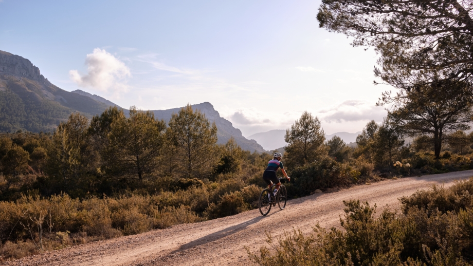 bike-shutterstock-gravelbike-natur-panorama-landschaft-berge-schotterstrasse-teilnehmer-spanien-forstweg-2322652923.jpg