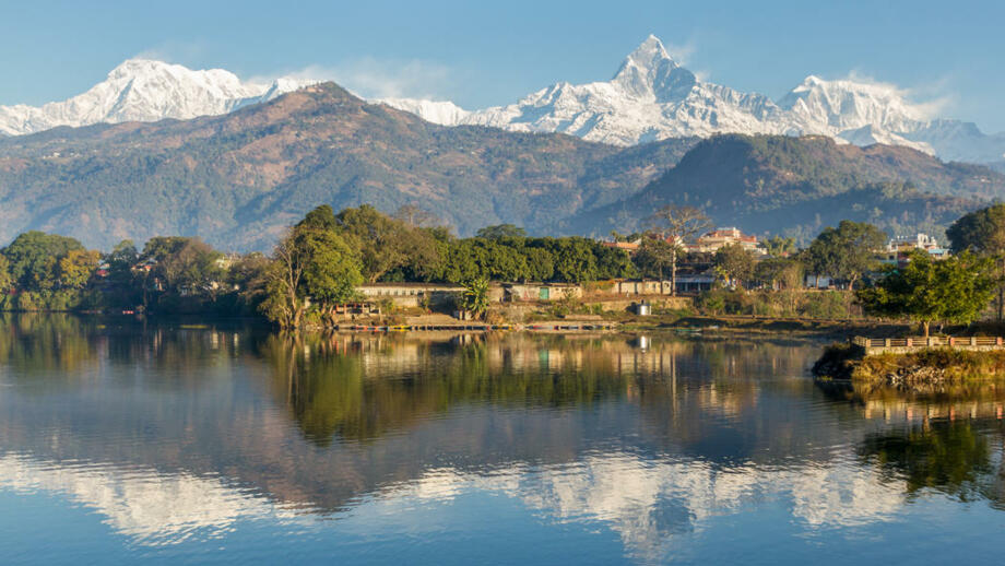 Aussicht auf einen See mit dem Himalaya im Hintergrund