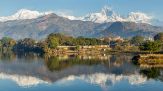 Aussicht auf einen See mit dem Himalaya im Hintergrund
