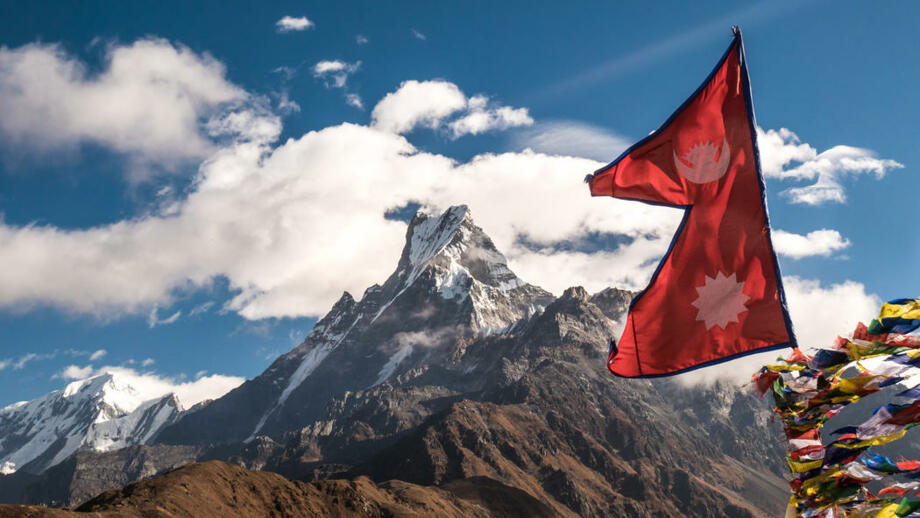 Nepals Gebirgsketten mit wehenden Flaggen im Vordergrund