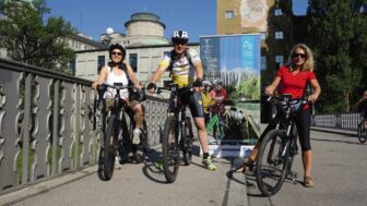 Zwei Trekkingradfahrer*innen bei der Ankunft in Venedig.