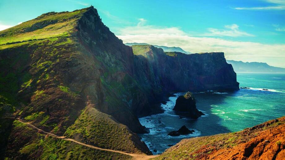 Schroffe Berggestalten vor der Steilküste der Insel Madeira