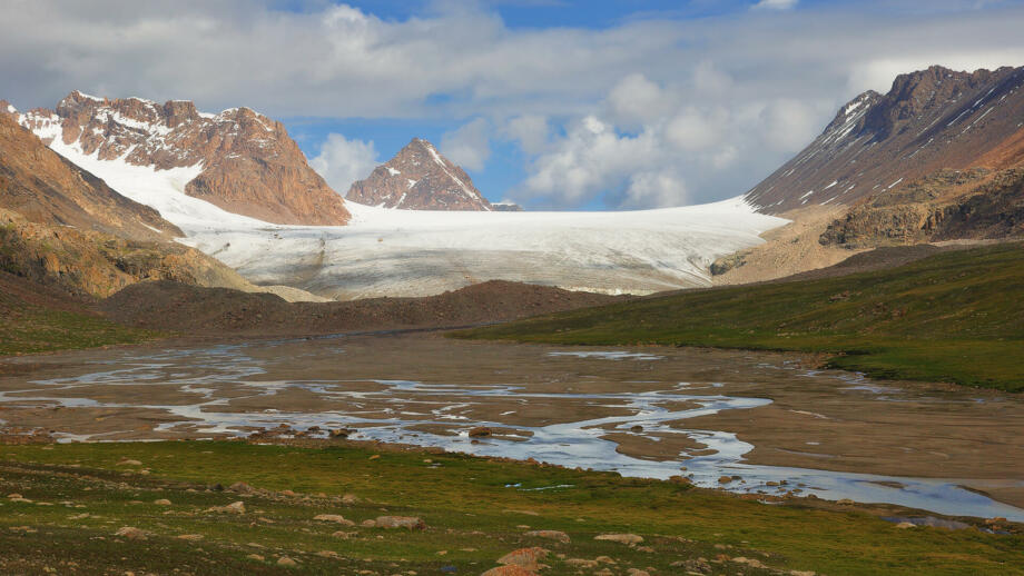 Ashutor-Gletscher mit umgebenden Felsgipfeln