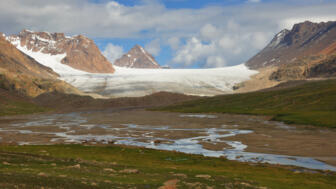 Ashutor-Gletscher mit umgebenden Felsgipfeln