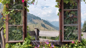 Ein prächtig geschmücktes Fenste mit Alpenblumen.