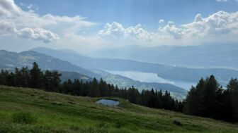 Die Aussicht auf den See während des Transalp Erlebnisses vom Bodensee zum Lago Maggiore.