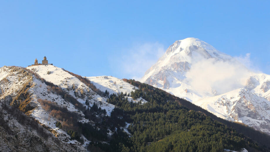 Fünftausender Kasbek in Georgien mit der Dreifaltigkeitskirche Gergeti