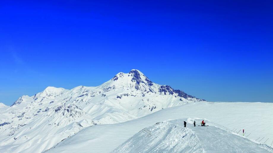 Drei Begsteiger in der Gletschlandschaft des Fünftausenders Kasbek in Georgien