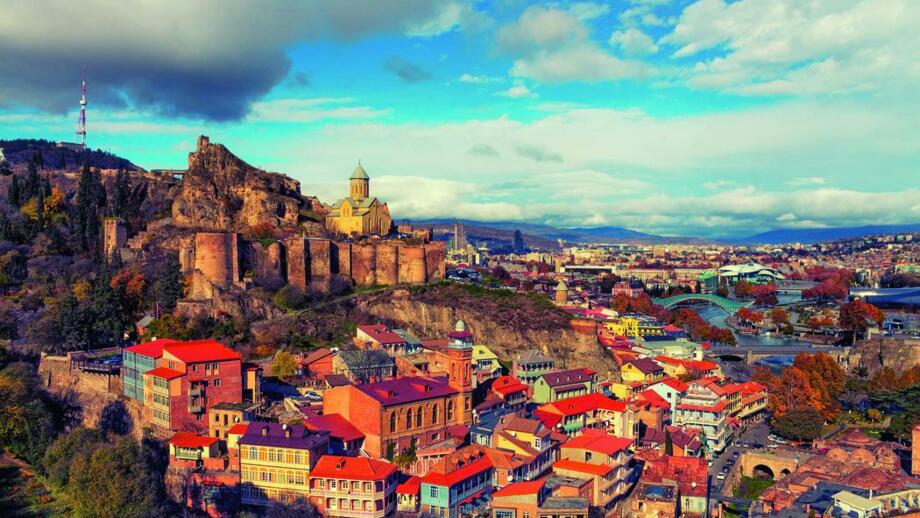 Georgische Hauptstadt Tbilissi mit Häuser, Burg und Kirchen