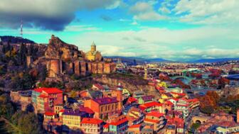 Georgische Hauptstadt Tbilissi mit Häuser, Burg und Kirchen