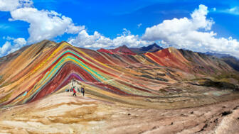 Wanderer am Regenbogenberg in der Cordillera Vilcanota