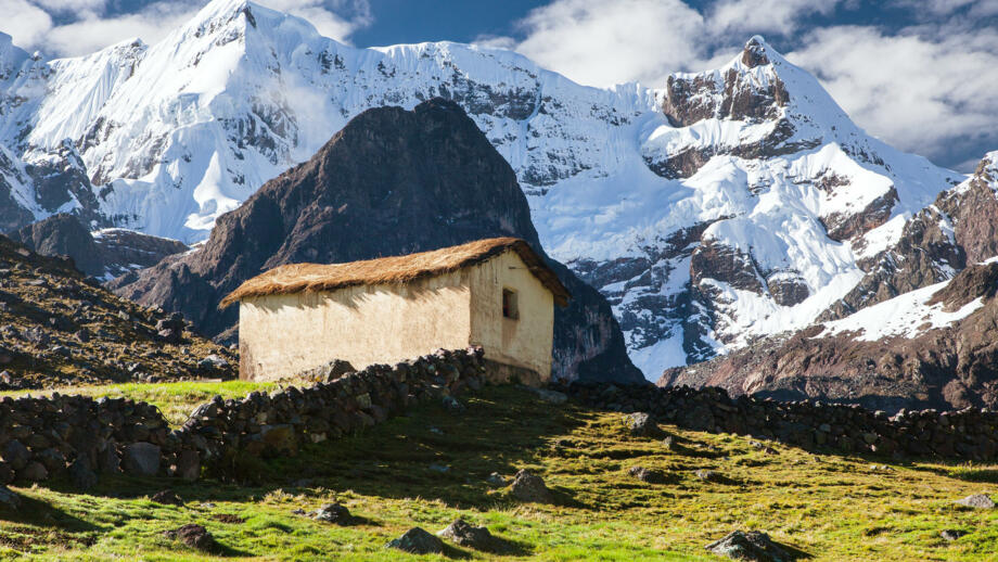 Bauerngehöft mit steinmauern vor Gletscer in der Cordillera Vilcanota