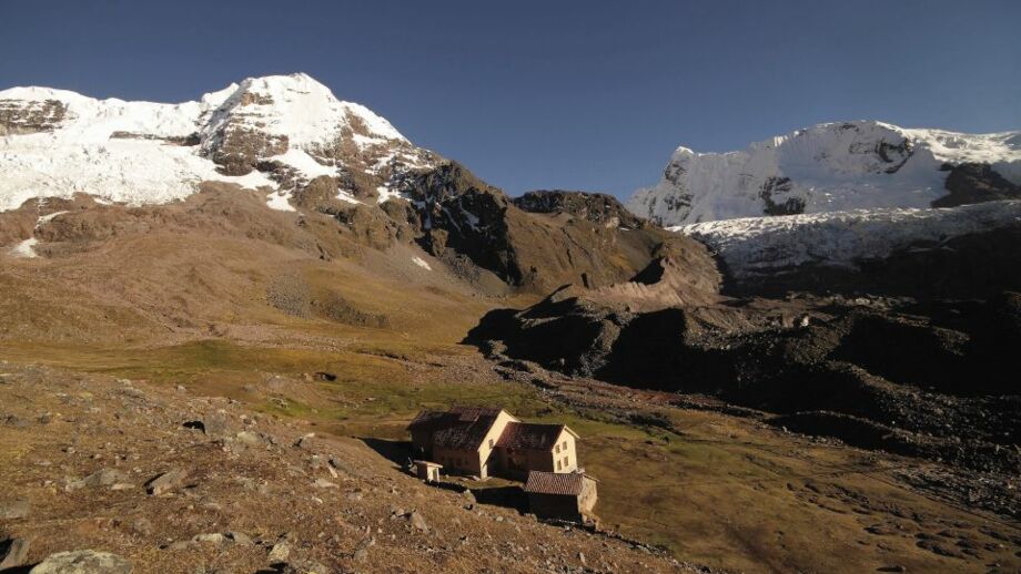 Andean Lodge in der Cordillera Vilcanota vor vergletscheren Bergen