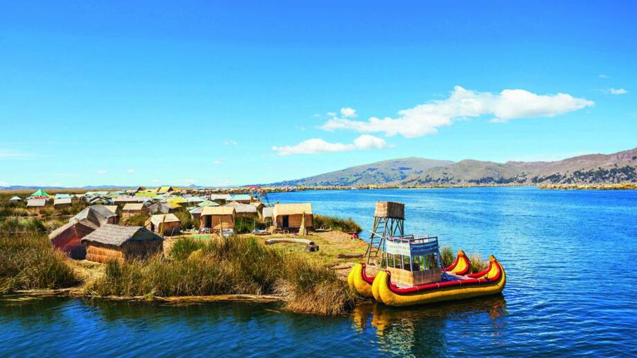 Schilfinsel der Uros im Titicacasee mit gelbem Boot