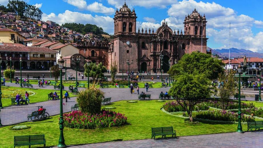 Belebter Platz mit Kathedrale in Cusco