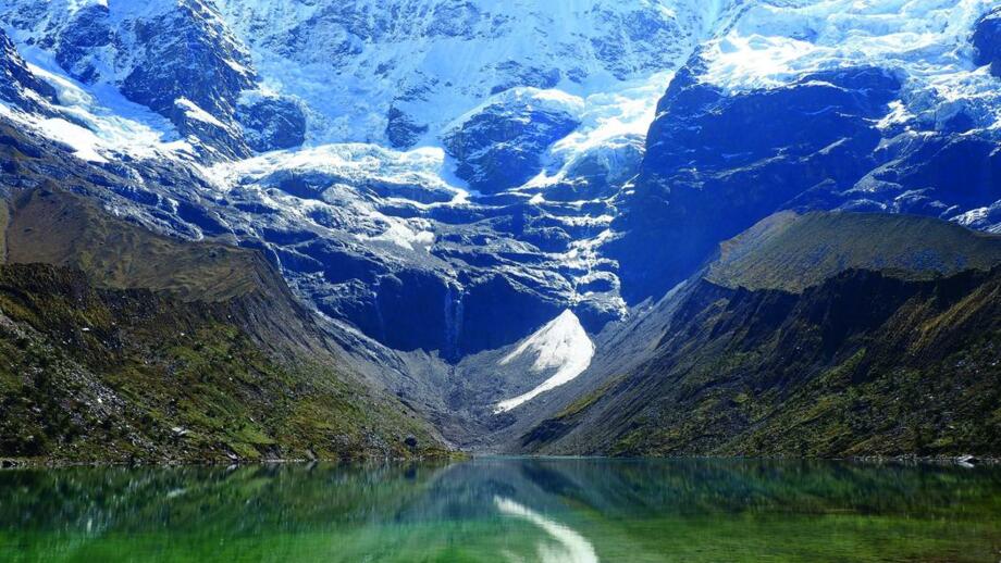 Bergsee und Gletscher in den peruanischen Anden