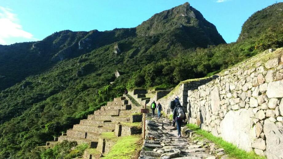 Vier Wanderer auf dem Inkapfad nach Machu Picchu