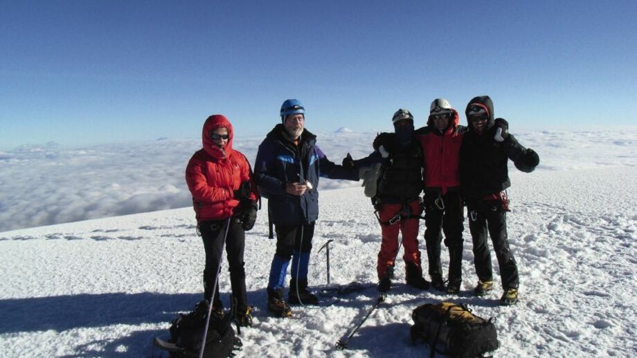 Eine Gruppe Wanderer auf dem Gipfel des Chimborazo