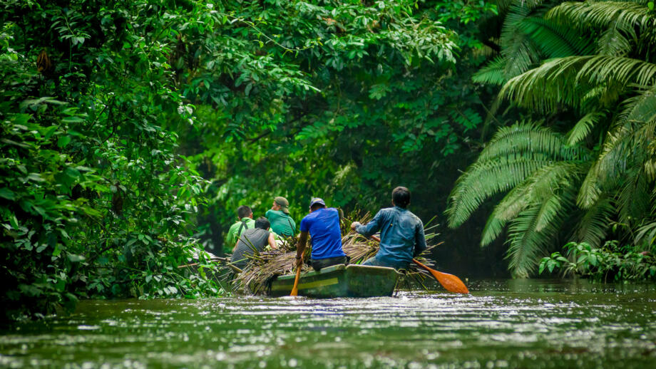 Einheimische in einem Boot auf einem Fluss im Amazonas