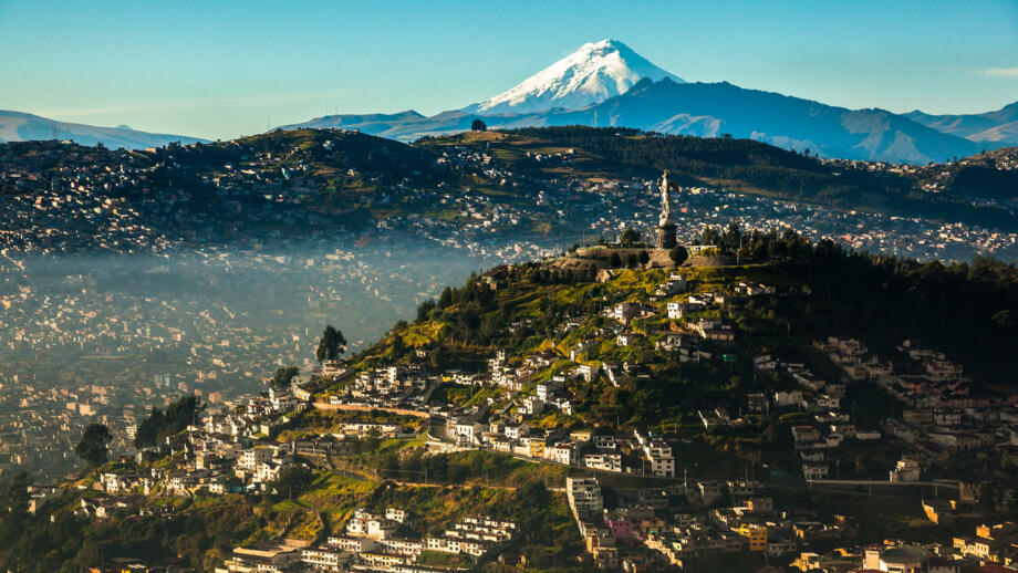 Luftaufnahme der Stadt Quito mit Aussicht auf el Panecillo